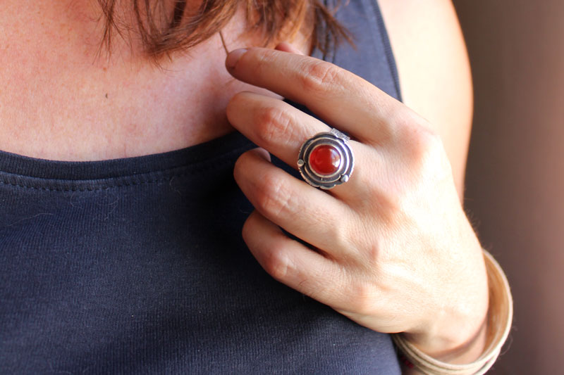 Eglantine d’automne, bague fleur et fruit en argent et cornaline