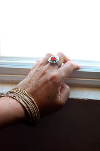 Eglantine d’automne, bague fleur et fruit en argent et cornaline