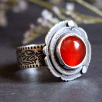 Eglantine d’automne, bague fleur et fruit en argent et cornaline