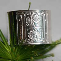 Enluminure médiévale, bague initiale carrée de style enluminure médiévale en argent
