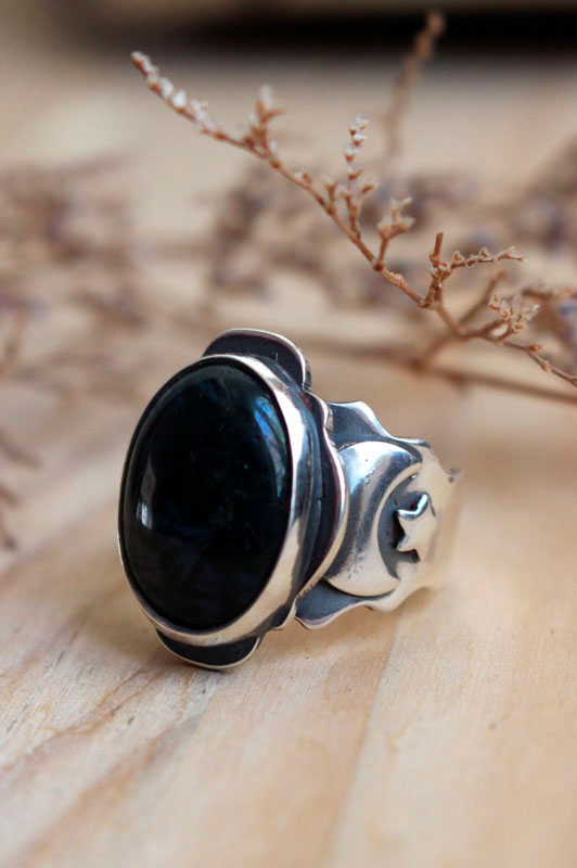 Entre les étoiles et la lune, bague astronomique en argent et agate mousse
