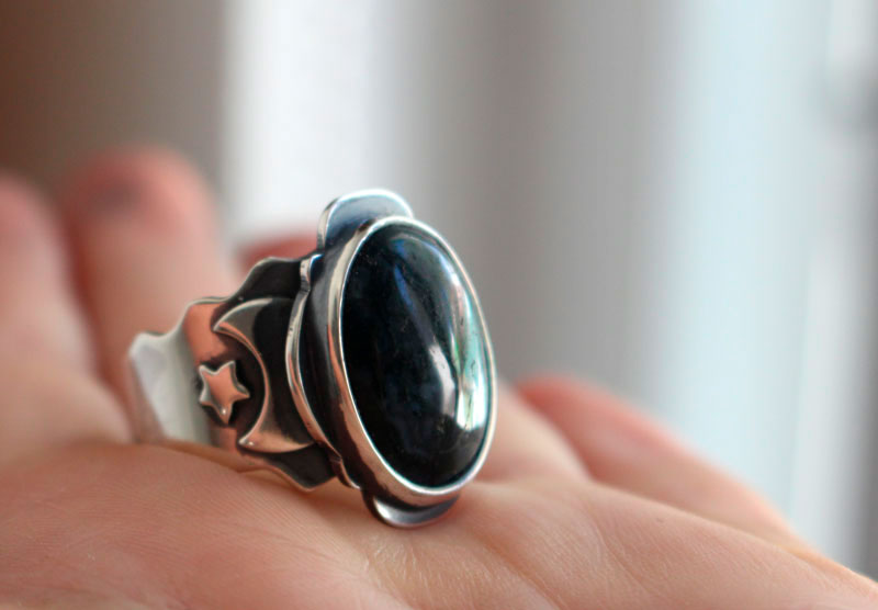 Entre les étoiles et la lune, bague astronomique en argent et agate mousse