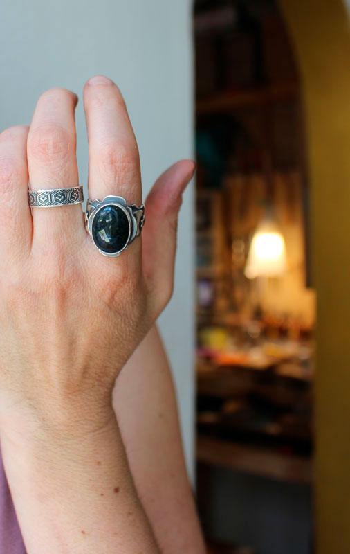 Entre les étoiles et la lune, bague astronomique en argent agate mousse