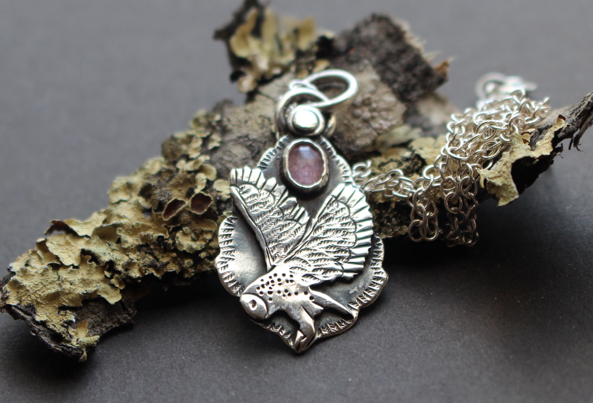 Envol, collier hibou en argent et saphir rose