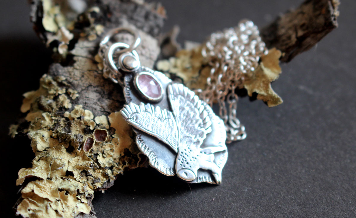 Envol, collier hibou en argent et saphir rose
