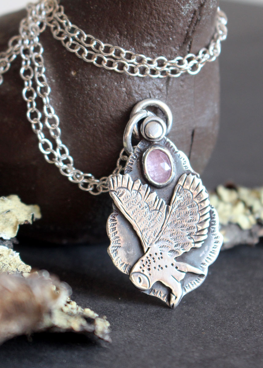 Envol, collier hibou en argent et saphir rose