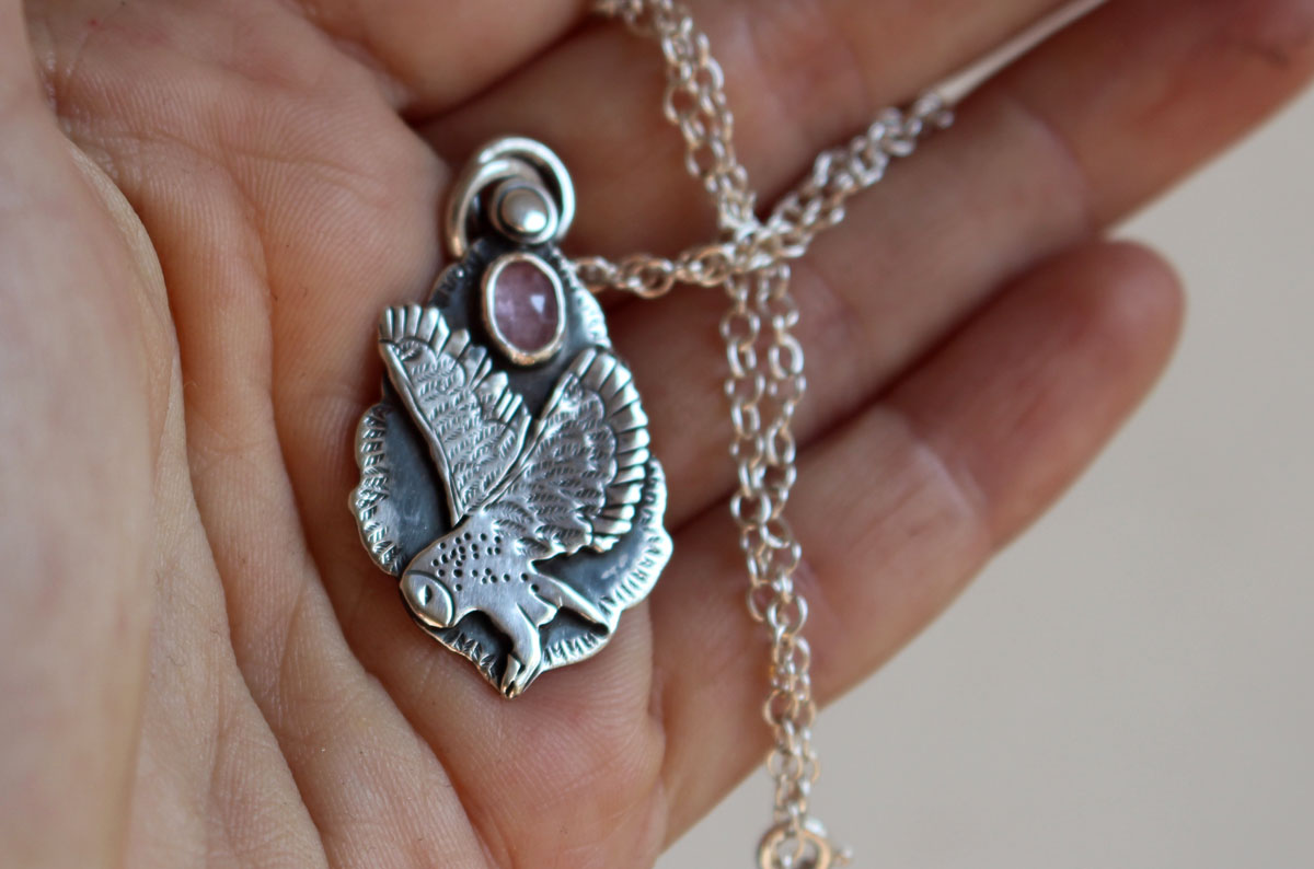 Envol, collier hibou en argent et saphir rose