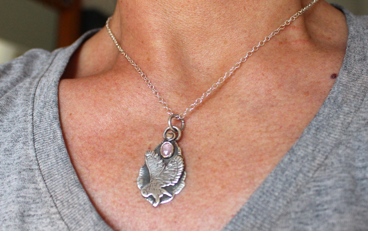 Envol, collier hibou en argent et saphir rose