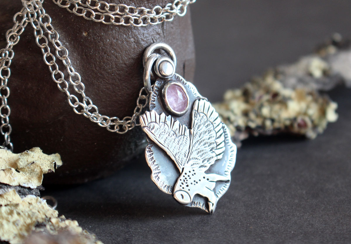 Envol, collier hibou en argent et saphir rose