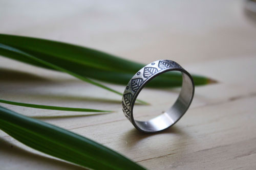 Equilibre, bague gravée de feuilles en argent