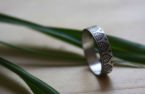 Equilibre, bague gravée de feuilles en argent