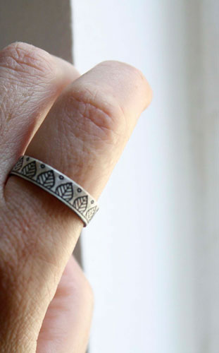 Equilibre, bague gravée de feuilles en argent