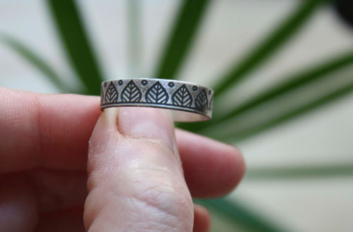 Equilibre, bague gravée de feuilles en argent