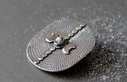 Equinoxe, broche lune et astronomie en argent et labradorite