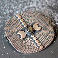 Equinoxe, broche lune et astronomie en argent et labradorite