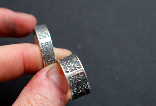 Esmée, bague frise de fleurs médiévales en argent