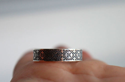 Esmée, bague frise de fleurs médiévales en argent