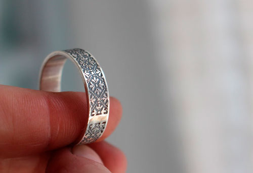 Esmée, bague frise de fleurs médiévales en argent