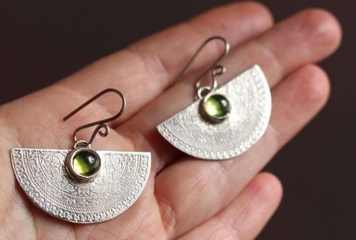 Eternel, boucles d’oreilles éléments naturels en argent et péridot