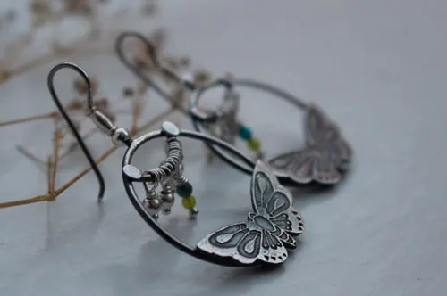 Farandole, boucles d’oreilles papillons en argent, agate jaune, agate verte et amazonite