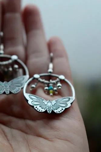 Farandole, boucles d’oreilles papillons en argent, agate jaune, agate verte et amazonite