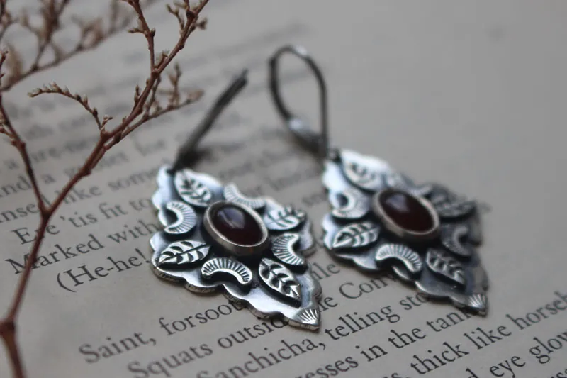 Farandole sous la lune rouge, boucles d’oreilles feuilles et lunes en argent et cornaline