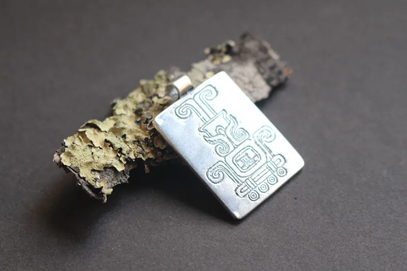 Feu sacré, collier glyphe aztèque mexicain en argent