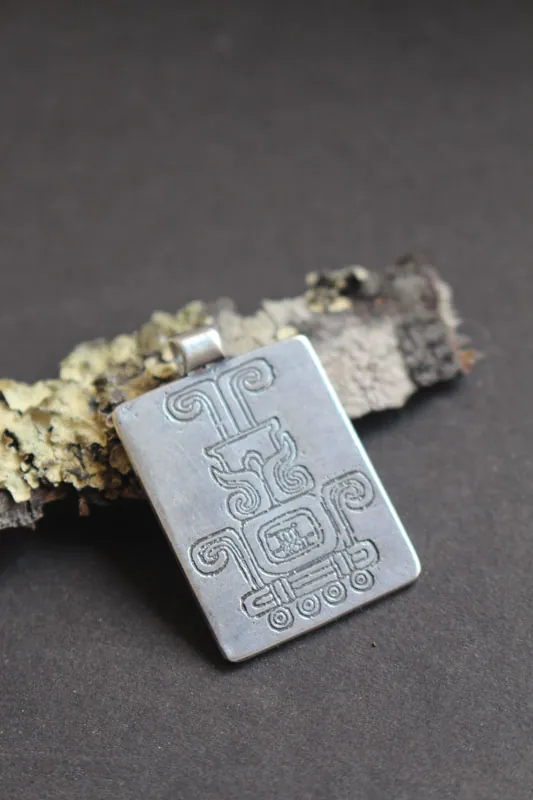 Feu sacré, collier glyphe aztèque mexicain en argent