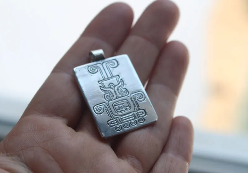 Feu sacré, collier glyphe aztèque mexicain en argent