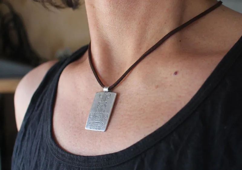 Feu sacré, collier glyphe aztèque mexicain en argent