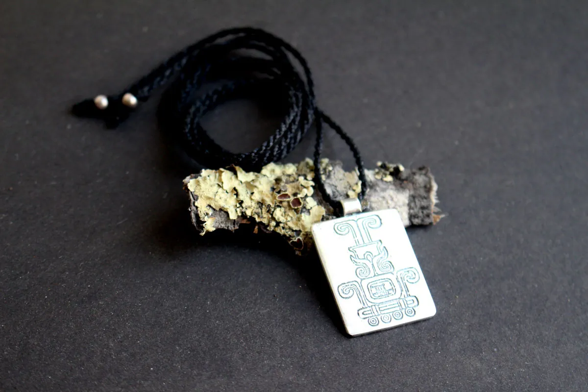 Feu sacré, collier glyphe aztèque mexicain en argent