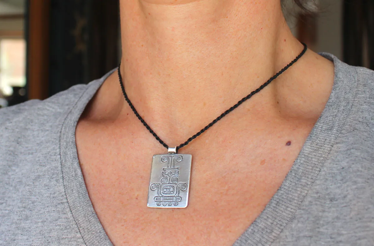 Feu sacré, collier glyphe aztèque mexicain en argent