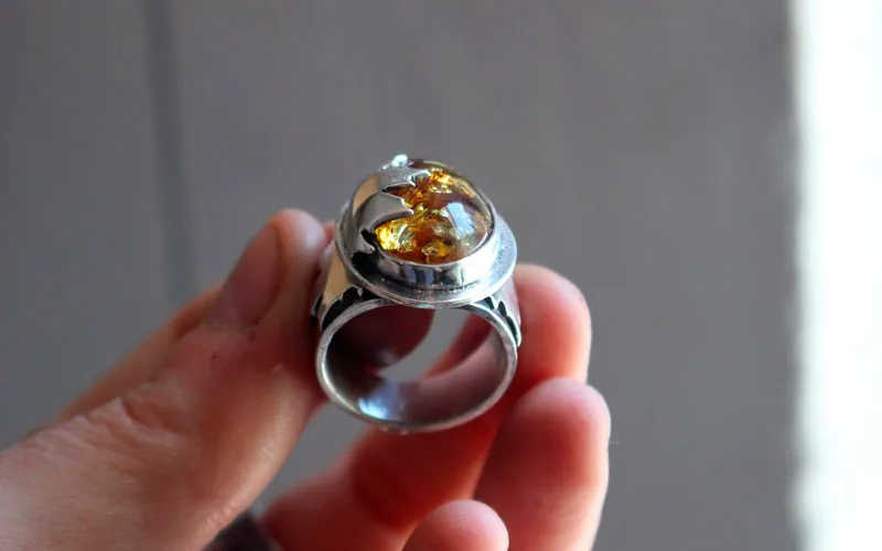 Feuille d’ambre, bague feuille d’érable en argent et ambre