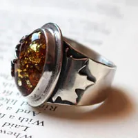Feuille d’ambre, bague feuille d’érable en argent et ambre