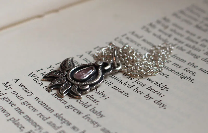 Feuille de cachemire, collier botanique en argent et saphir rose
