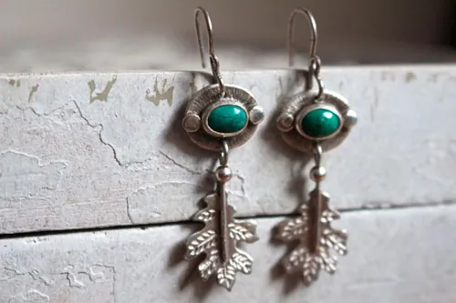 Feuille de cristal, boucles d’oreilles botaniques en argent et chrysocolle