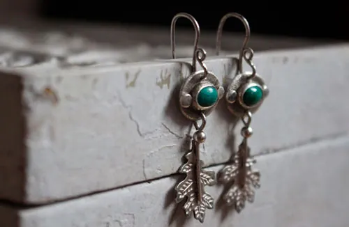 Feuille de cristal, boucles d’oreilles botaniques en argent et chrysocolle