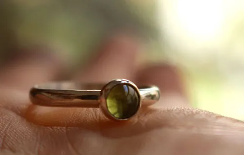 Feuille de figuier, bague vert de la nature en argent et péridot