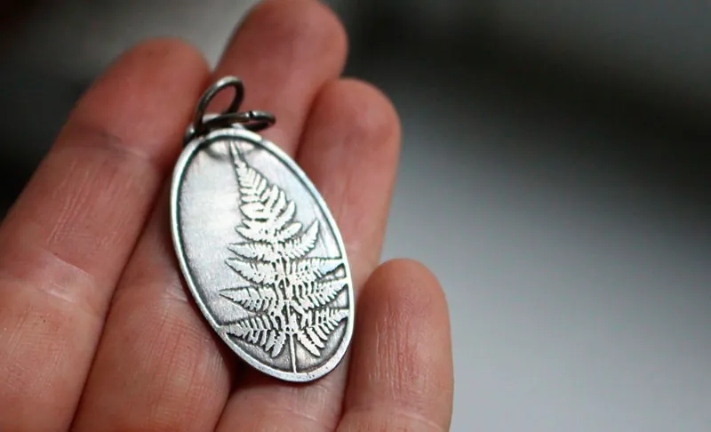 Feuille de fougère, pendentif légende botanique en argent