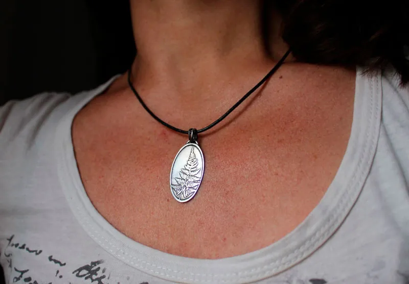 Feuille de fougère, pendentif légende botanique en argent