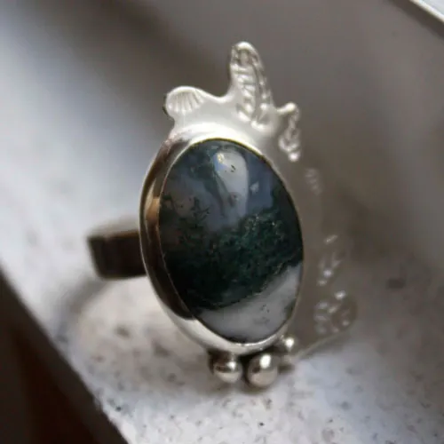 Feuille de mousse, bague forêt d’hiver en argent et agate mousse