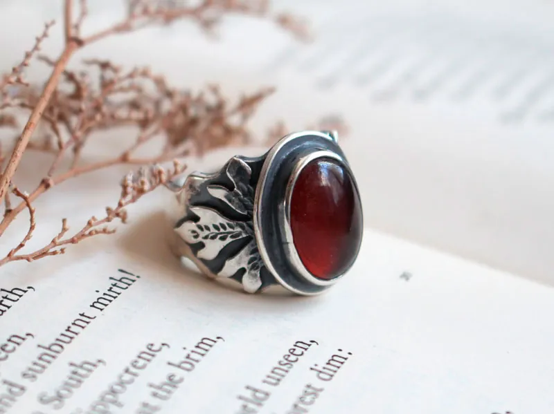 Feuille rouge, bague chêne en argent et grenat