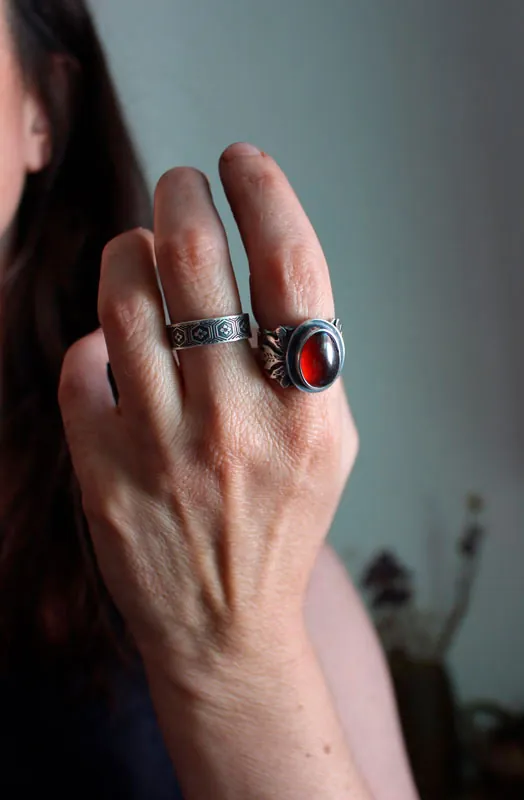 Feuille rouge, bague chêne en argent et grenat