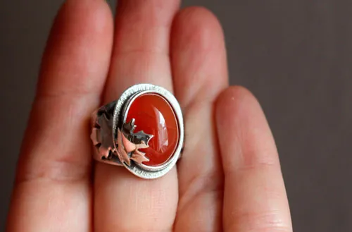 Feuille rouge d’automne, bague feuille d’érable en argent et cornaline