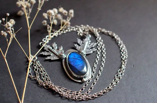 Feuilles de givre, collier feuille elfique en argent et labradorite