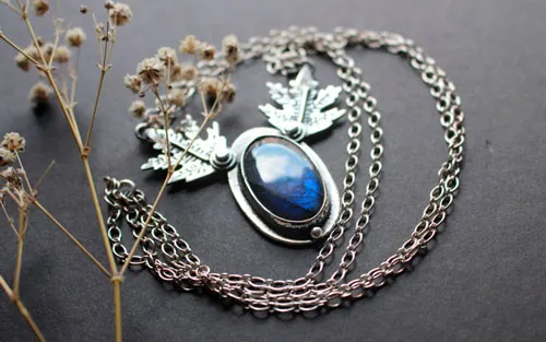 Feuilles de givre, collier feuille elfique en argent et labradorite