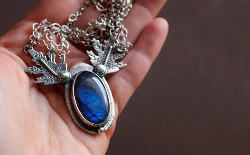 Feuilles de givre, collier feuille elfique en argent et labradorite