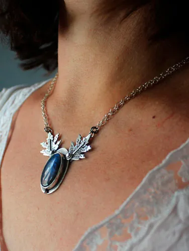 Feuilles de givre, collier feuille elfique en argent et labradorite