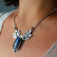 Feuilles de givre, collier feuille elfique en argent et labradorite
