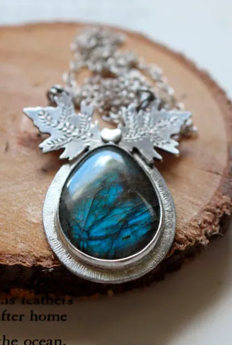 Feuilles de glace, collier froid nordique en argent et labradorite